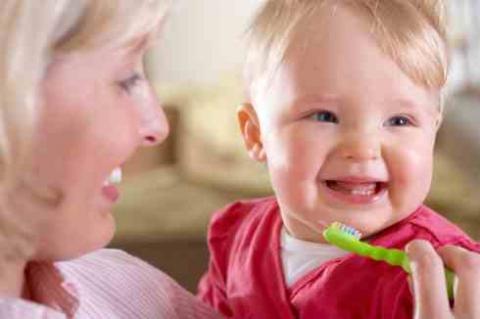 متى يمكن لطفلك تنظيف أسنانه بنفسه؟