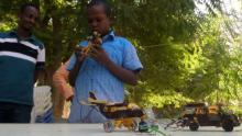 صبي صومالي يبتكر ألعابا من النفايات