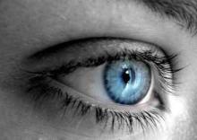 تقنية جديدة تحول العيون الداكنة إلى زرقاء