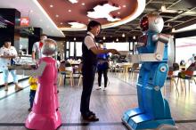 الروبوت.. النادل الجديد فى مطاعم الصين